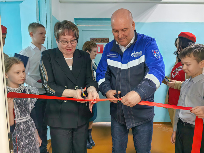 Irina Shindorikova, head of the Education Department of the Svobodnensky district and Sergey Marshansky, Deputy Director General for Human Resources at Gazprom Pererabotka Blagoveshchensk LLC.
