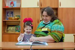 Natalia Kosyachun, teacher of the Svobodny social shelter, conducts a lesson