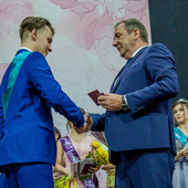 The graduates were presented with school diplomas by Vladimir Konstantinov, the mayor of Svobodny.