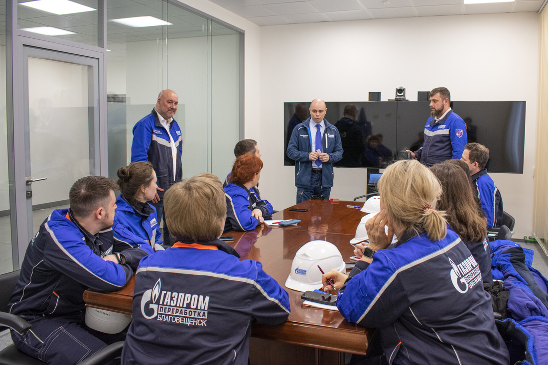 Meeting with Yuri Lebedev, Director General of Gazprom Pererabotka Blagoveshchensk, a graduate of Kazan National Research Technological University himself (in the center).