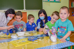 A creative workshop for the students of Svobodny social shelter was held by the employees of Gazprom Pererabotka Blagoveshchensk and volunteers of Evolet project.