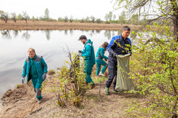 NIPIGAS, Yamata and Velesstroy employees who participate in the plant construction also were involved in the cleaning of the territory by the river.