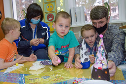 Even the youngest of the shelter residents had their soft dolls, and the adults helped them to make intricate elements of decoration.