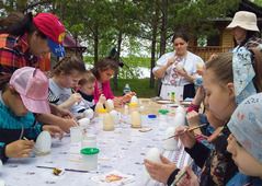 There, they took part in outdoor games, rides, and a master class in painting wooden eggs.