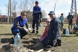 Gazprom Pererabotka Blagoveshchensk employees gifted to school 192 students the following seedlings of Far Eastern beautiful ornamental plants: mock orange, weigela, and euonymus.