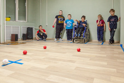 This is a precision game with a set of balls: six blue ones, six red ones and one white or yellow one. In this game, players try to bring the balls of their colour as close as possible to the white ball. Boccia is suitable for people with the most severe forms of central nervous system damage and spinal injuries.