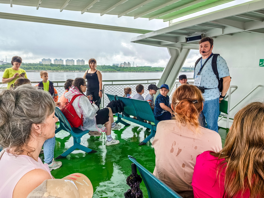 Trip by boat to the Amur cross-border bridge.