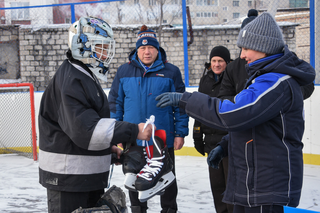 Employees of the gas processing company presented sports equipment at the official opening of the hockey season.