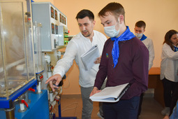 The students had a tour of locksmiths workshops and a chemical analysis laboratory.