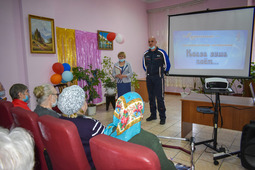 "You are an example to us. I personally look up to you. I want to live the same decent life as you. Please accept our gifts with much gratitude. I hope that the new equipment will help make your life more fulfilling and comfortable," said Andrey Belousov, Deputy General Director of Gazprom Pererabotka Blagoveshchensk LLC, at the meeting.