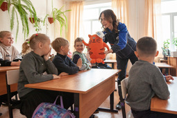 The red cat became the limelight of the children asking questions and giving clues, he helped to involve the participants in the educational process.
