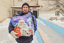 Packages with soft toys, wool socks, chocolate and tangerines were collected for each resident of the social institution. Another 10 separate sets included essential items.