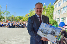 "We are focusing on you, the young residents of Svobodny, in the next 30 years. This year, we have actively involved the students of the Amur Technical College and Amur State University in the on-the-job training," Evgeny Baklanov congratulated the students on the Knowledge Day.