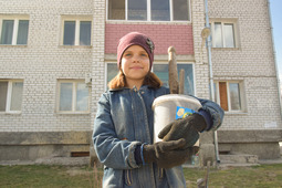 The students have told and shown the proper way to prepare the soil for plants during joint activities.