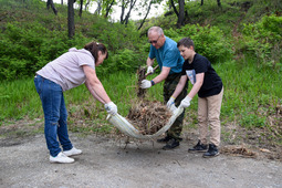 The ecological campaign of the gas industry workers was held on the eve of the World Environment Day as part of the town-wide volunteer clean up and the EkoSvoboda project that united public activists and companies of the gas chemical cluster on the eve of the 110th anniversary of the founding of Svobodny town.