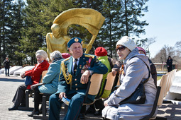 Also, the Amur GPP employees transported the handicapped veterans, the homefront workers, and the war children by private cars to a ceremony of laying flowers at the Memorial of Glory.