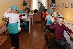 Amur GPP employees and the students planted trees ans shrubs on the territory of the shelter, repaired and painted the gazebos last year. On New Year's Eve, the children with the adults decorated their Christmas tree toys.