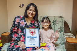 9-year-old Yasmin Sarbarova received a certificate for the procedures on behalf of the investor and the owner of the Amur Gas Processing Plant.