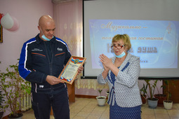 Zinaida Kontaleva, 89-year-old resident, front worker, teacher from Kostyukovka, gave her gift to Andrey Belousov for the good deeds of Gazprom Pererabotka Blagoveshchensk.