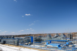 Tanks with an increased volume of 2,400 cubic meters instead of the standard 600 cubic meters helped reduce the metal consumption of the feedstock and product area and reduce the area of the Amur GPP.