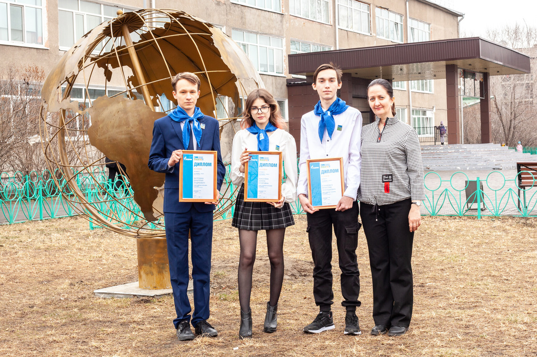 Gazprom class students from Svobodny school 1 Dmitrii Vatrubin, Alina Kiseleva, and Vyacheslav Klimovich with their homeroom teacher Olga Mikhalkina.