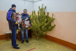 Postcards from Father Frost with congratulations and wishes from the employees of Gazprom Pererabotka Blagoveshchensk acting as the investor, owner and operator of Amur Gas Processing Plant, are waiting for the single pensioners in their mailboxes.