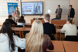 Professionals of the process divisions shared their experience and answered the students' questions. In their turn, the staff of the educational institutions offered tours of their laboratories with the equipment where the students improve their skills.