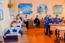 Students of school No. 5 in Svobodny, Andrey Belousov, Deputy General Director for General Issues of Gazprom pererabotka Blagoveshchensk LLC, and Vladimir Konstantinov — the Head of Svobodny Administration are sitting at the desk (from left to right).