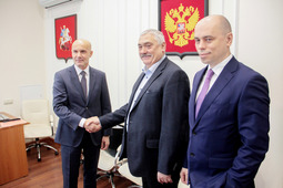 Andrey Plutenko — the President of AmSU, Viktor Martynov — President of Gubkin University ang Yuri Lebedev — General Director of Gazprom Pererabotka Blagoveshchensk.