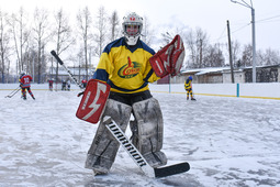 Gazprom Pererabotka Blagoveshchensk presents new skates to Sokol hockey club of Svobodny sports school 1.