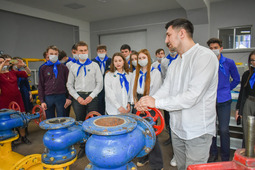 Under the guidance of their foreman, the students have completed a laboratory work and got acquainted with the digital training models system demonstrating the process control system.