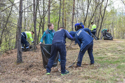 15 people immediately responded to the request from the administration of Zheltoyarovsky rural settlement and cleaned the area of the riverbank in Chernigovka village.