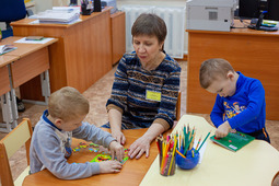 Irina Mashtakova, a teacher and psychologist of Svobodny social shelter, is engaged with the students