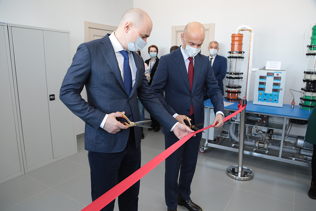 Yuri Lebedev, Director General of Gazprom Pererabotka Blagoveshchensk LLC, and Andrey Plutenko, President of the Amur State University (from left to right).