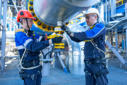 Natural gas supply into these columns for separation of valuable cuts is provided by the compressor shop (it consists of two expanders and a heat pump compressor).