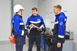 The employees of the division are participating in functional tests at the feed gas treatment unit on the process line 3.