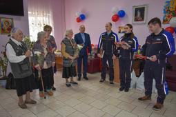 The gas industry workers have congratulated the residents on the upcoming Victory Day and presented gifts to them.
