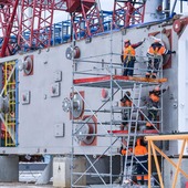 Operations at the Amur Gas Processing Plant are 24/7. Key buildings and structures are being built at the last process lines, and steel structures are being installed. Professionals are assembling the cold box of the main gas separation unit at process line 5.