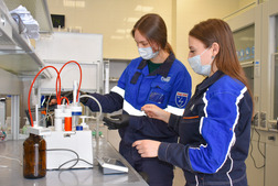 In addition, the students who have decided to obtain the profession of a process pump and compressor operator make rounds of equipment, monitoring and maintaining the process at the nitrogen and air generation plant in the heat and gas supply shop.