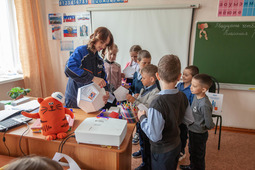 The primary school children learnt the educational material by performing their creative project. With their own hands, they assembled a Safety Polyhedron with rules of conduct and emergency phone numbers.