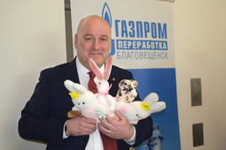 The proceeds and the warmest congratulations on the upcoming New Year were given to the makers of the crafts — the community of families with disabled children We Are Together in Svobodny.