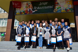 Evgeny Baklanov, Deputy Director General for Human Resources of Gazprom Pererabotka Blagoveshchensk LLC, held a homeroom class for the students of the third enrollment in the Gazprom-sponsored class of school No. He presented the exclusive Thirty Paintings From the Life of Peter the Great. 2022 album, as well as "smart" souvenirs with the symbols of the Amur GPP to the eleventh graders: Rubik's cubes with chemical formulas and puzzles with views of the plant.