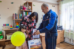 Evgeny Baklanov, Deputy General Director for Human Resources of Gazprom Pererabotka Blagoveshchensk LLC, recently presented the certificate for the rehabilitation courses to the girl.