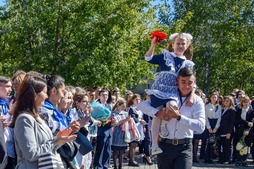 Employees of Gazprom Pererabotka Blagoveshchensk acting as investor, construction owner and operator of Amur GPP, congratulate the students of school No. 1 and the Amur Technical College on the beginning of the school year.