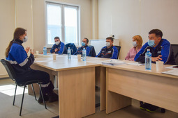 Under the guidance of their mentors, the students trained in the following production areas for three months: the heat and gas supply shop, the nitrogen and air generation plant, the environmental analytical laboratory, and the maintenance and repair workshop.
