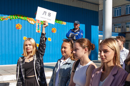 "Today, we congratulate our future colleagues. Studying is your job now. I wish you success in mastering new knowledge. Our company is most interested in young and qualified personnel. I hope that we will see you as young professionals of the Amur GPP soon," Olga Zakurdayeva congratulated the students on the Knowledge Day.