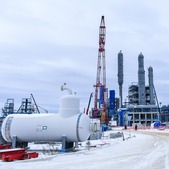 Operations at the Amur Gas Processing Plant are 24/7. Key buildings and structures are being built at the last process lines, and steel structures are being installed. Professionals are assembling the cold box of the main gas separation unit at process line 5.